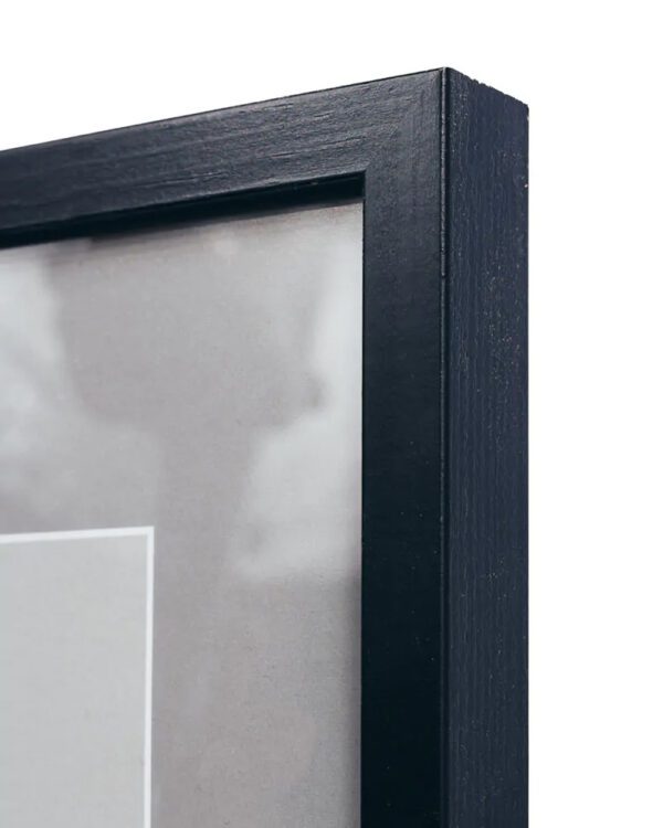 Ruudukujuline mustast puidust pildiraam - Vaizdas 2