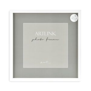 Ruudukujuline valgest puidust pildiraam