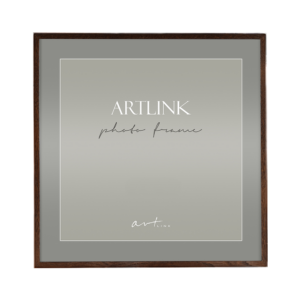 Ruudukujuline tumedast tammepuidust pildiraam